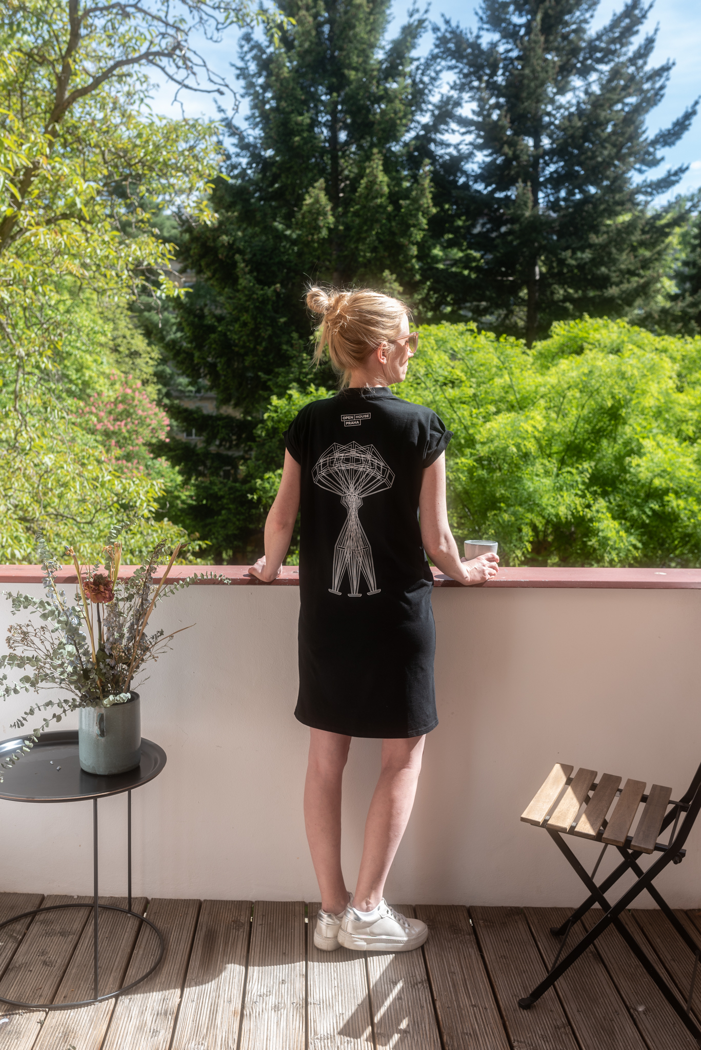 trikošaty lucerna černé